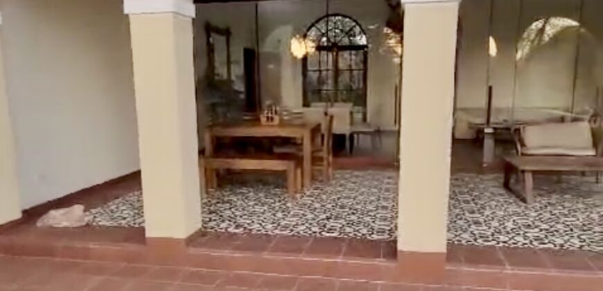 Venta de moderna casa estilo unico con lindos jardines en Los Ejidos en Piura